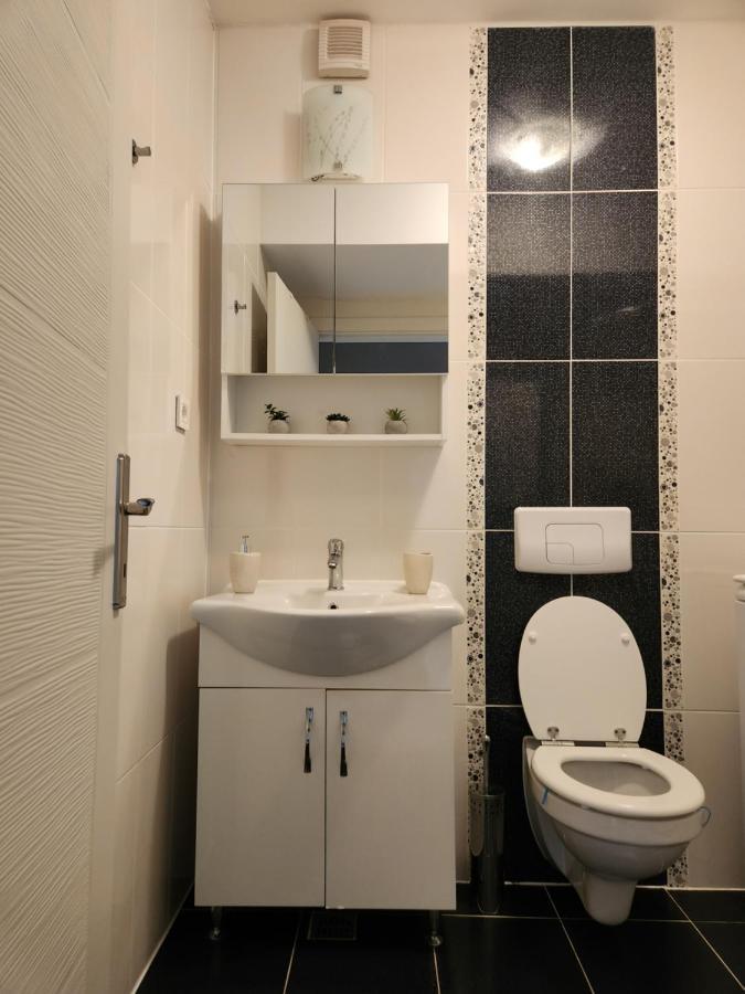 Airport Apartment オトペニ エクステリア 写真