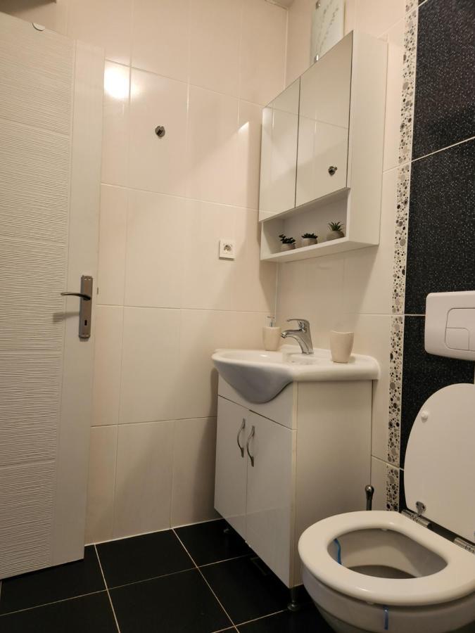 Airport Apartment オトペニ エクステリア 写真